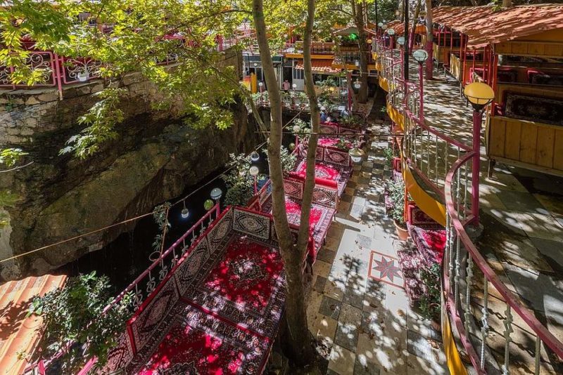 Balade au bord d'une rivière ombragée bordée de tapis pour se restaurer à Téhéran - Iran | Au Tigre Vanillé