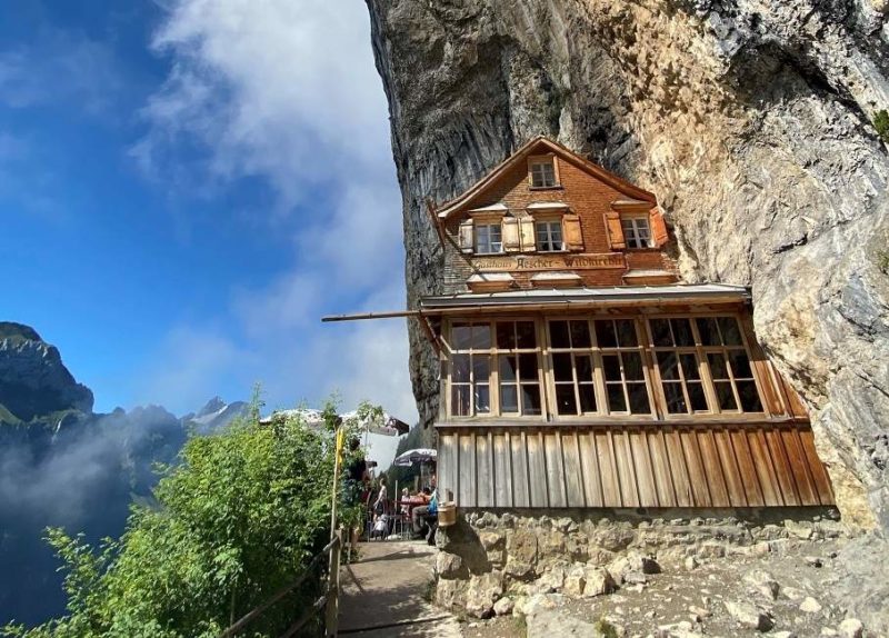 Restaurant Aescher d'altitude niché au creux d'une falaise à Ebenalp à Appenzell - Suisse | Au Tigre Vanillé
