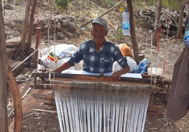 Homme qui tisse à la main du coton pour fabriquer une chama - Éthiopie | Au Tigre Vanillé