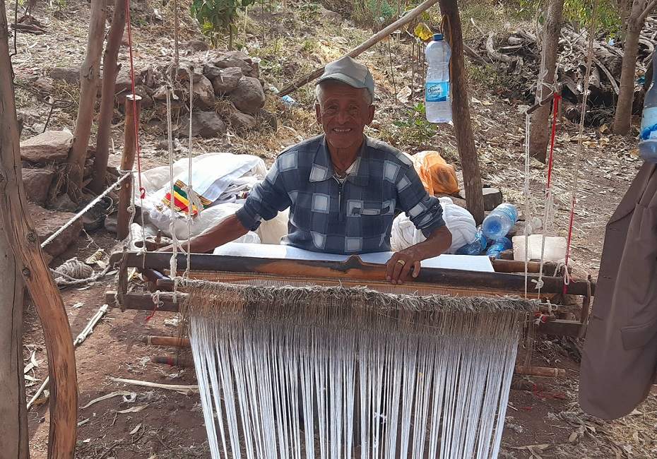 fabrication-chama-tissage-coton-ethiopie Homme qui tisse à la main du coton pour fabriquer une chama - Éthiopie | Au Tigre Vanillé