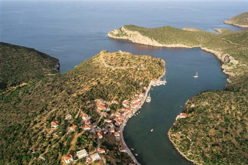 Vue aérienne du village de Gerakas en bord de mer dans le Peloponnèse - Grèce | Au Tigre Vanillé