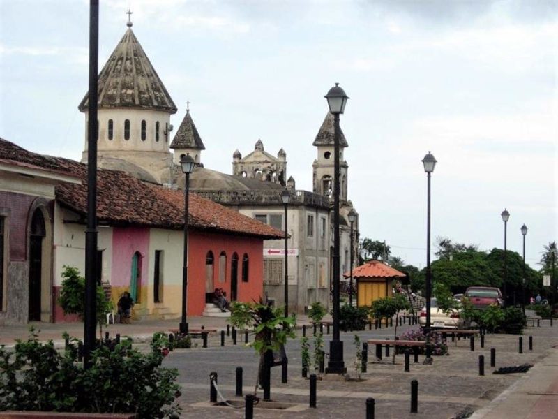 Eglise et maisons colorées dans la ville culturelle de Granada - Nicaragua | Au Tigre Vanillé
