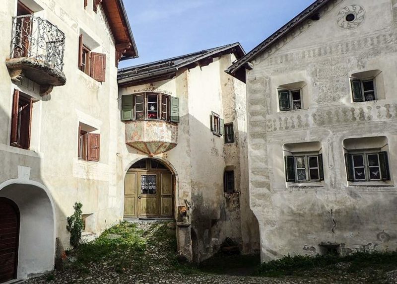 Maisons du village de Guarda en Basse-Engadine aux Grisons - Suisse | Au Tigre Vanillé