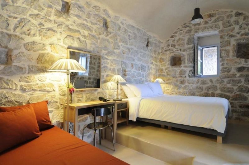 Chambre twin de l'hôtel de charme Antares dans le Peloponnèse - Grèce | Au Tigre Vanillé