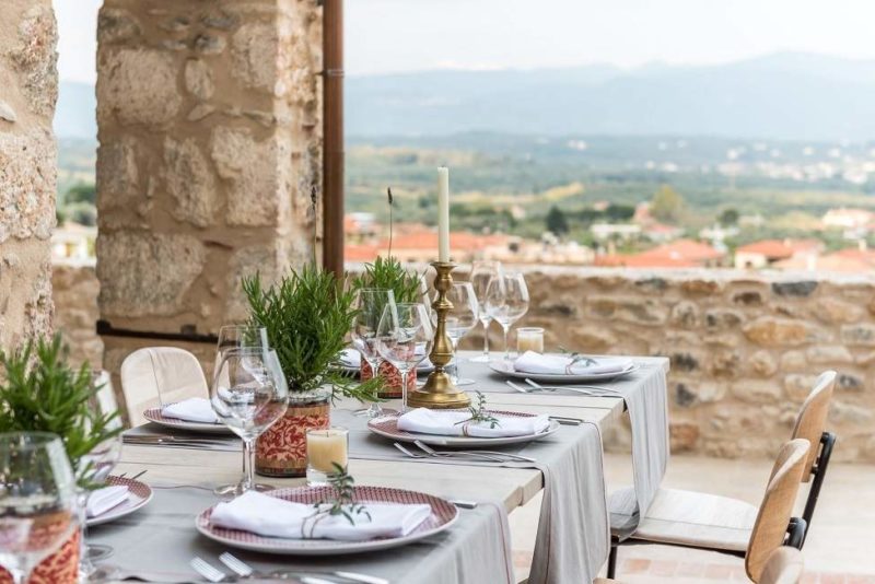 Terrasse de l'hôtel de charme Euphoria dans le Peloponnèse - Grèce | Au Tigre Vanillé