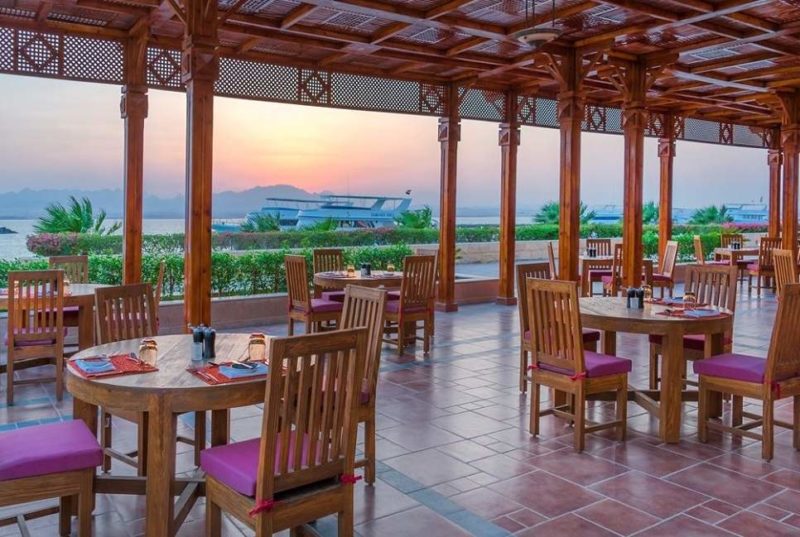 Restaurant au bord de la mer de l'hôtel Kempinski à Hurghada - Egypte | Au Tigre Vanillé