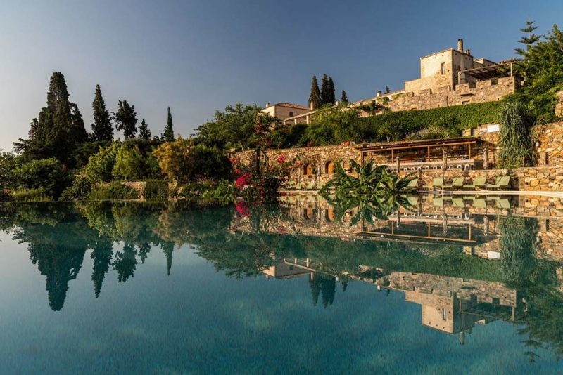 Piscine de l'hôtel Kinsterna dans le Péloponnèse - Grèce | Au Tigre Vanillé