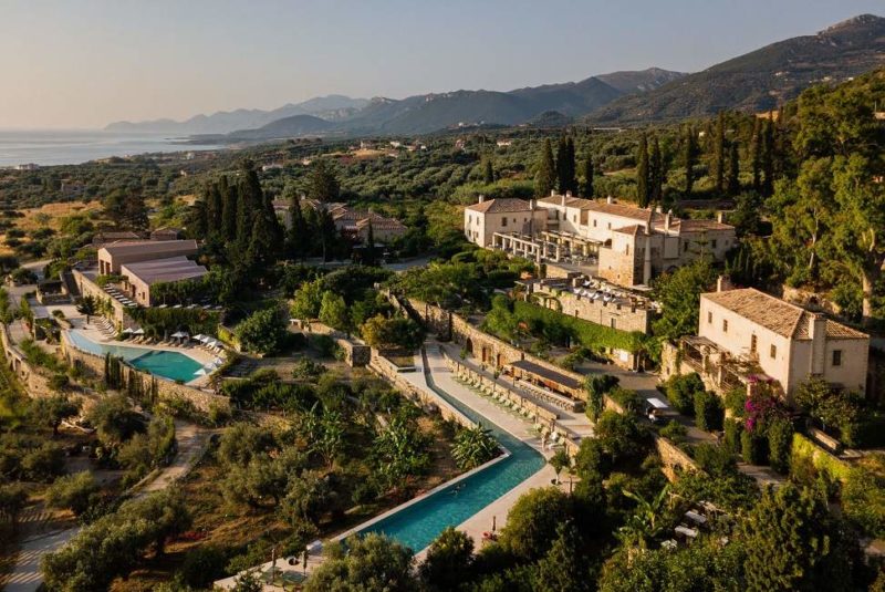Vue aérienne de la piscine et du jardin de l'hôtel de charme Kinsterna dans le Peloponnèse - Grèce | Au Tigre Vanillé