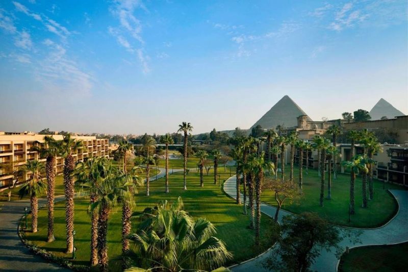 Jardin avec vue sur les pyramides de l'hôtel The Mena House au Caire - Egypte | Au Tigre Vanillé
