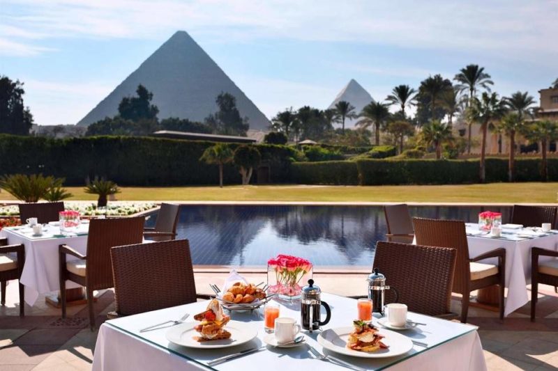 Dejeuner au bord de la piscine avec vue sur les pyramides de l'hôtel The Mena House au Caire - Egypte | Au Tigre Vanillé