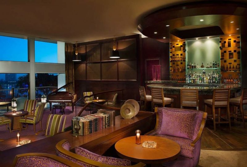 Lounge bar de l'hôtel The Nile Ritz Carlton au Caire - Egypte | Au Tigre Vanillé