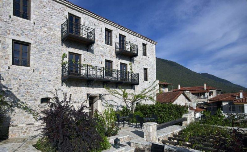 Façade de l'hotel Vager dans le Peloponnèse - Grèce | Au Tigre Vanillé