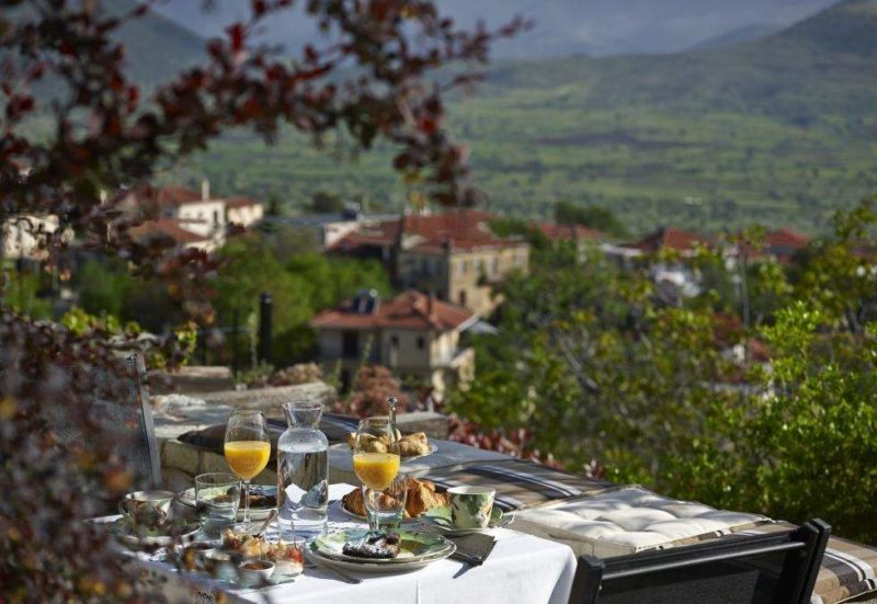Petit-dejeuener sur la terrasse de l'hotel Vager dans le Peloponnèse - Grèce | Au Tigre Vanillé