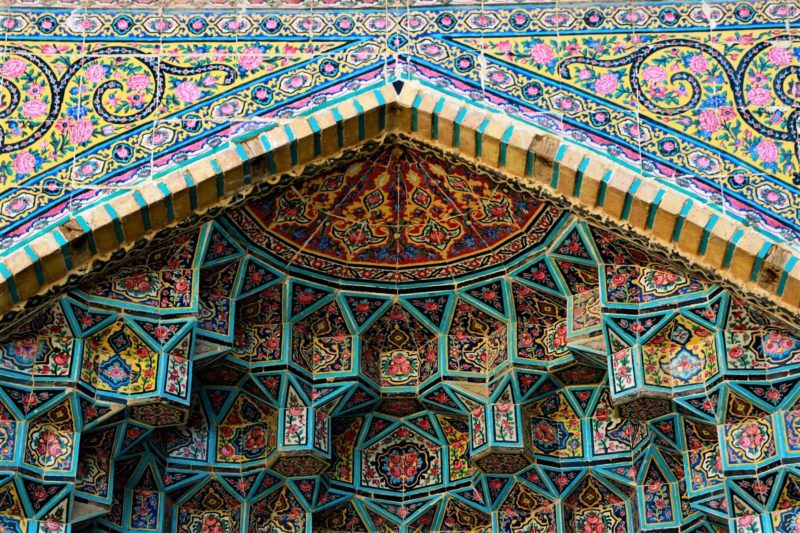 Détail coloré turquoise et rose d'une mosquée - Iran | Au Tigre Vanillé