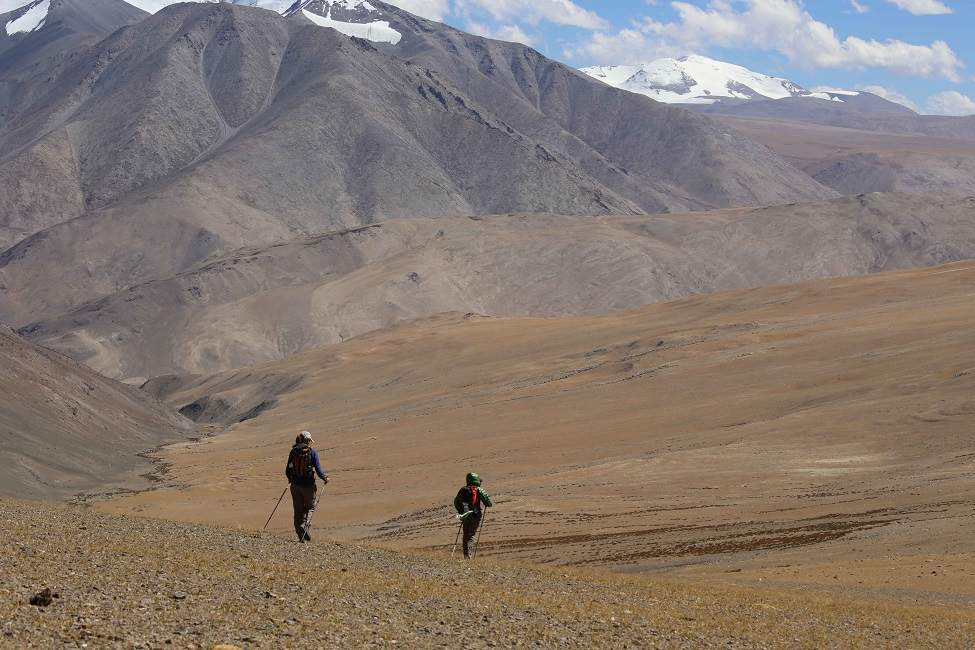 Deux randonneurs en trekking dans les montagnes au Ladakh - Inde himalayenne | Au Tigre Vanillé