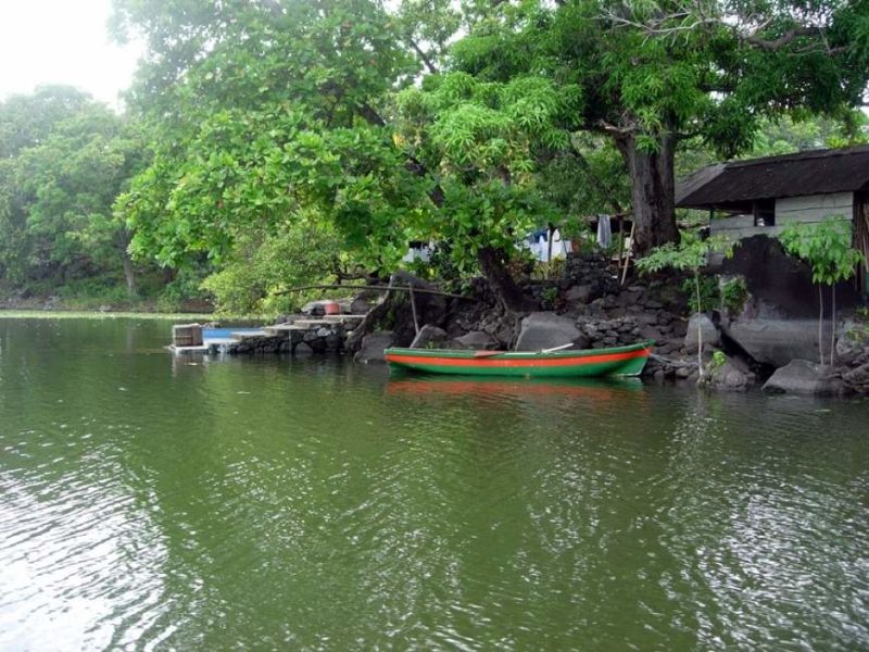 Village dans la jungle bordant une rivière à Las Isletas dans la région de Granada - Nicaragua | Au Tigre Vanillé