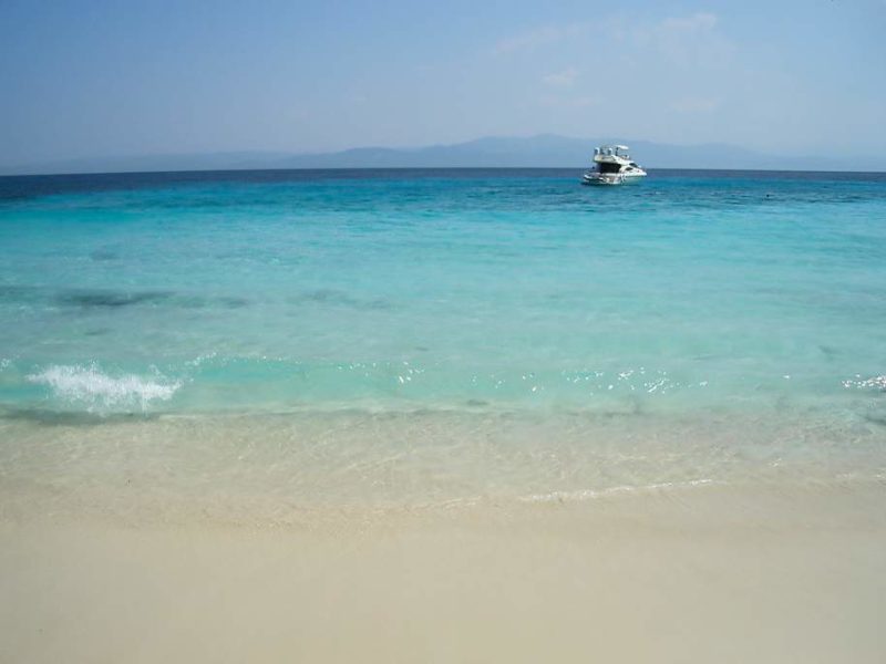 Plage turquoise et yacht dans le Péloponnèse - Grèce | Au Tigre Vanillé