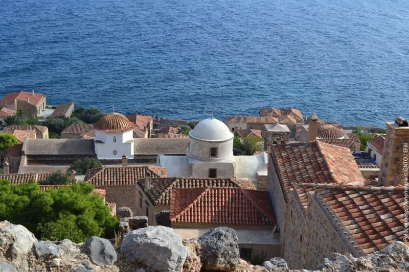 Toits et mer du village de Monemvasia dans le Péloponnèse - Grèce | Au Tigre Vanillé