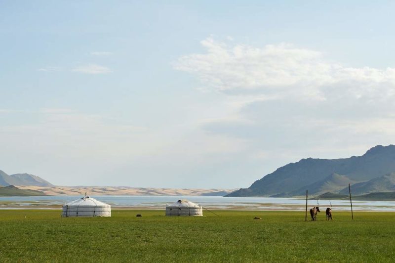 Deux yourtes de nomades au bord d'un lac dans la steppe - Mongolie | Au Tigre Vanillé