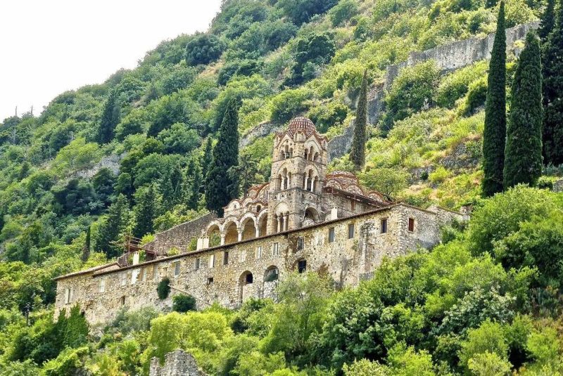 Monastère dans les montagnes de Mystra dans le Peloponnèse - Grèce | Au Tigre Vanillé