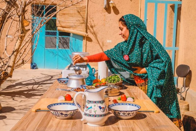 Table avec aliments sur la terrasse de l'hôtel ecolodge Naritee à Yazd - Iran | Au Tigre Vanillé