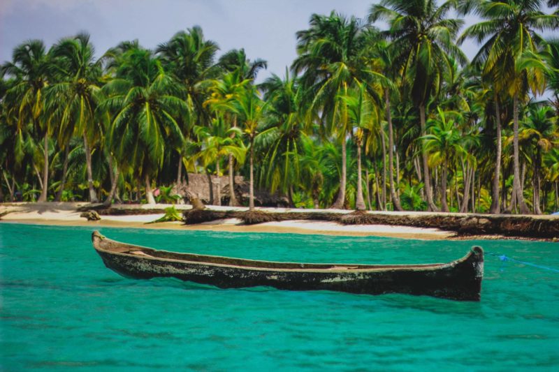 Pirogue sur une eau turquoise et palmiers - Panama | Au Tigre Vanillé