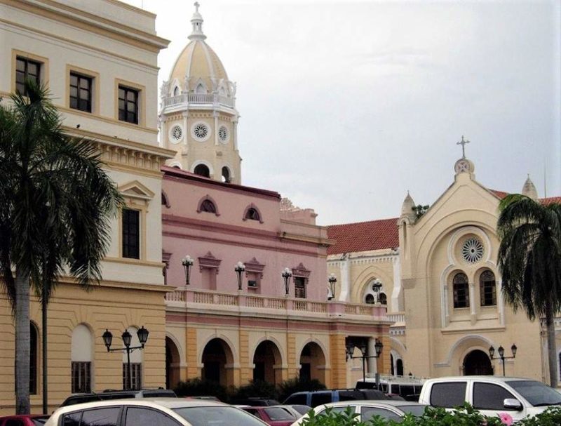 Place entourée de batiments coloniaux dans les tons jaune et rose à Panama City - Panama | Au Tigre Vanillé