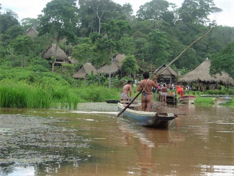 Aborigènes en pirogue se dirigeant vers leur village en paille - Panama | Au Tigre Vanillé