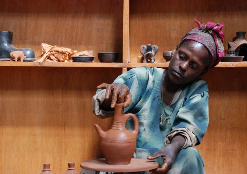 Femme dans un atelier écoresponsable de poterie - Éthiopie | Au Tigre Vanillé