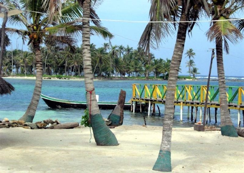 Plage de sable et eau turquoise sur les îles San Blas - Panama | Au Tigre Vanillé