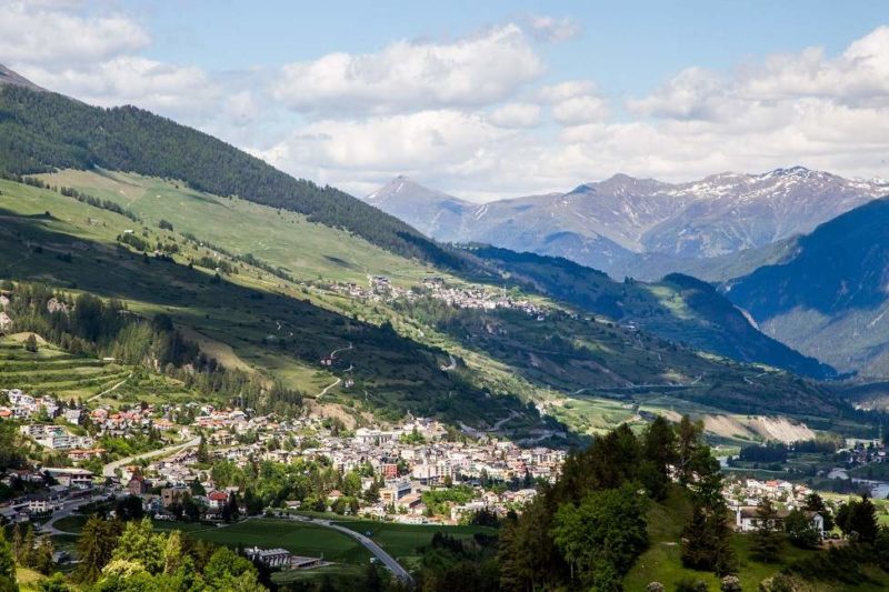Vue sur le village de Scuol et la vallée de l'Engadine aux Grisons - Suisse | Au Tigre Vanillé