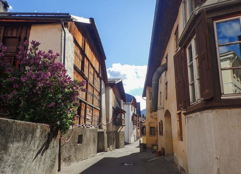 Ruelle du village de Sent en Engadine aux Grisons - Suisse | Au Tigre Vanillé