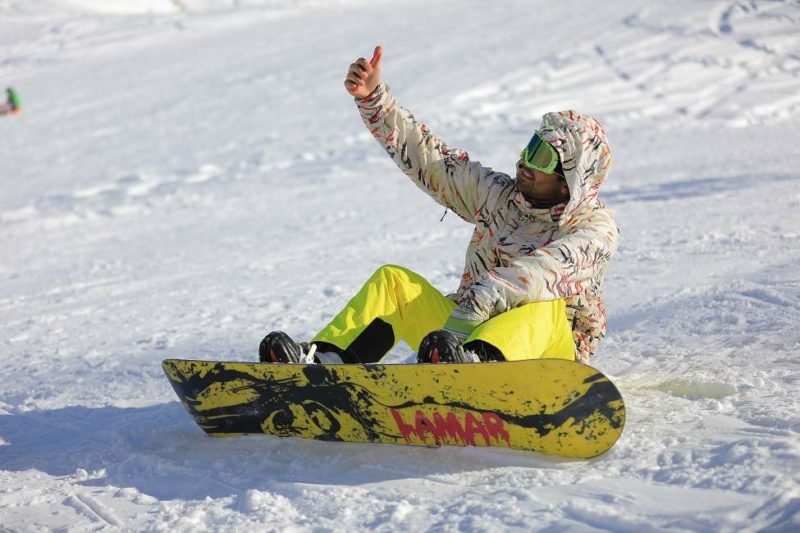 Homme faisant du snowboard dans une station de ski à Téhéran - Iran | Au Tigre Vanillé