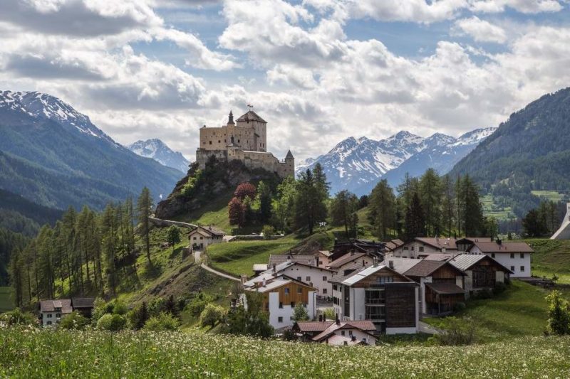 Village et château du village de Tarasp en Engadine aux Grisons - Suisse | Au Tigre Vanillé