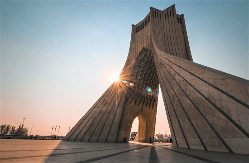 Monument immense en forme d'arche sur une place à Téhéran - Iran | Au Tigre Vanillé