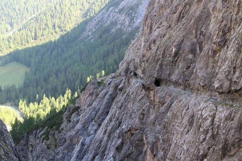 Chemin piéton des contrebandiers à travers les falaises du Val Uina aux Grisons - Suisse | Au Tigre Vanillé