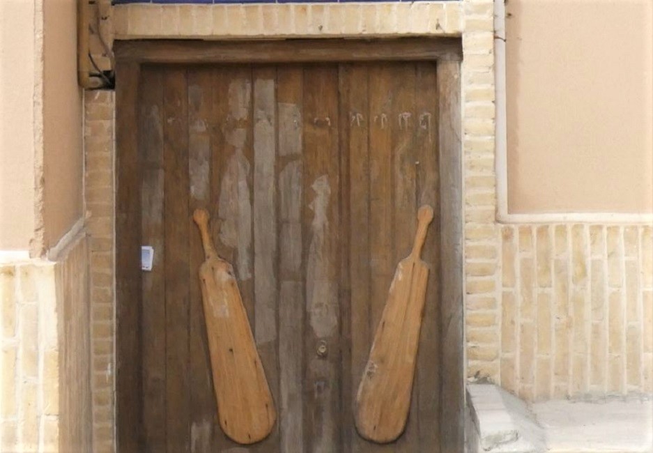 Porte de la salle d'entrainement de zurkaneh à Yazd- Iran | Au Tigre Vanillé