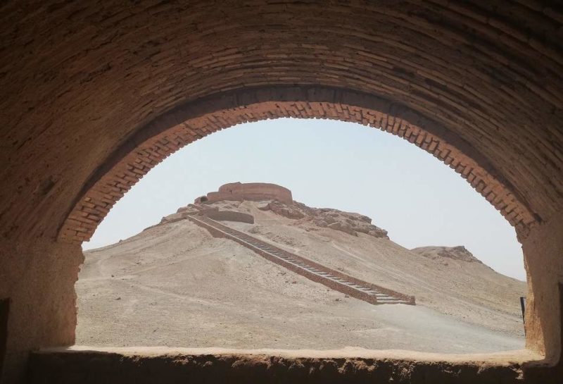 Temple zoroastrien en ocre dans le désert à Yazd - Iran | Au Tigre Vanillé