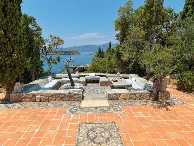 Terrasse vue mer de la villa d'exception de Patrick Fermor - Grèce | Au Tigre Vanillé