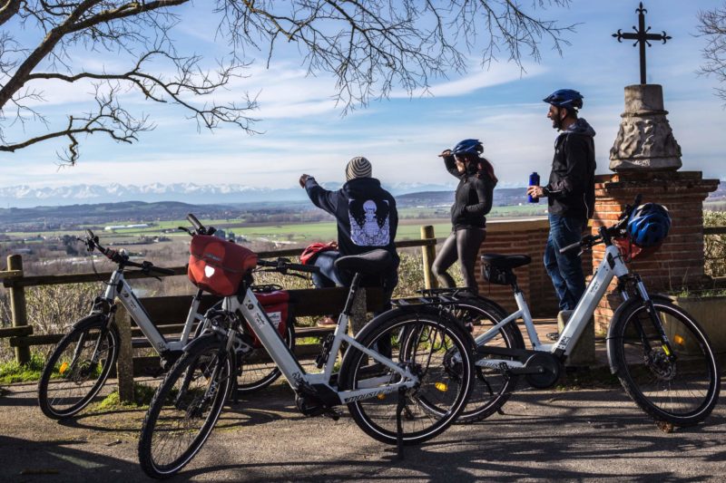 Cyclistes à vélo éléctrique dans le Gers - France | Au Tigre Vanillé