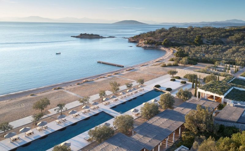 Piscine et plage de l'hôtel Amanzoe - Grèce | Au Tigre Vanillé