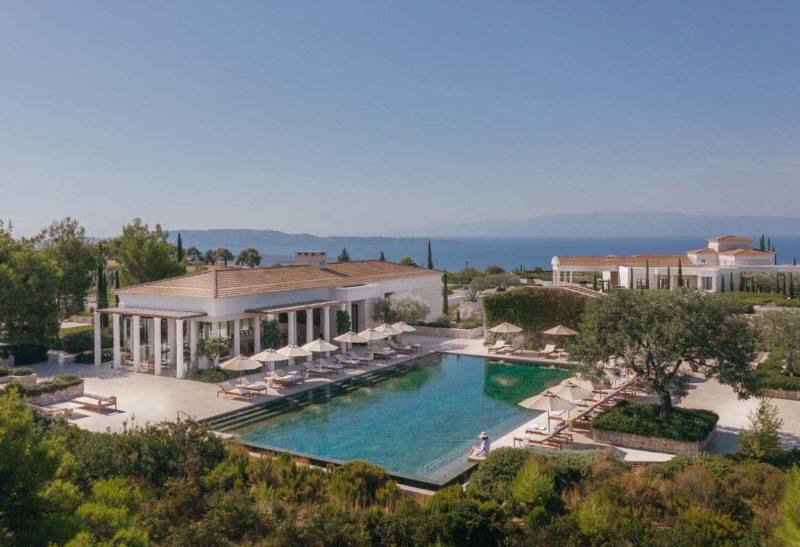 Vue aerienne de la piscine de l'hotel Aman Zoe dans le golf Saronique - Grèce | Au Tigre Vanillé