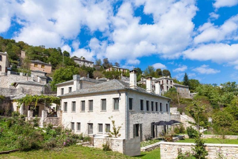 Façade de l'hôtel Apeiroschora, Epire - Grèce | Au Tigre Vanillé