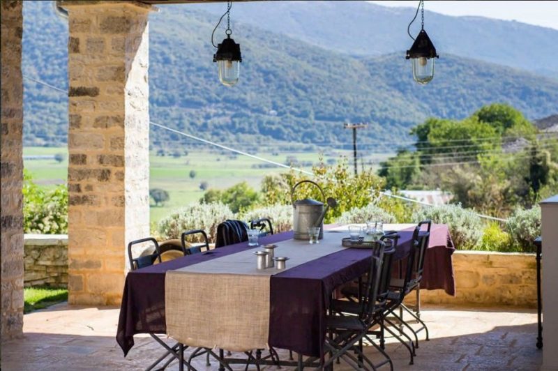 Repas sur la terrasse de l'hôtel Apeiroschora, Epire - Grèce | Au Tigre Vanillé