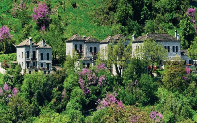 Façade de l'hotel Aristi Mountain dans l'Epire - Grèce | Au Tigre Vanillé