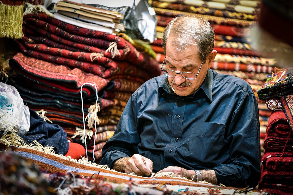 bazar-marche-artisans-shiraz-iran Marchand de tapis dans le bazar à Shiraz - Iran | Au Tigre Vanillé
