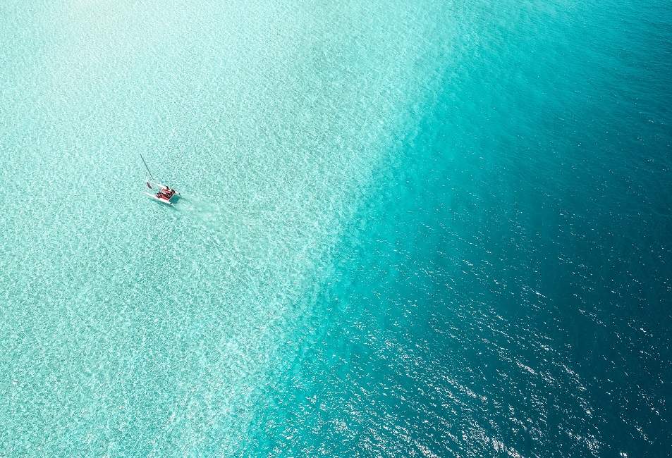 Catamaran sur le lagon turquoise de l'hôtel LUX* South Atoll - Maldives | Au Tigre Vanillé