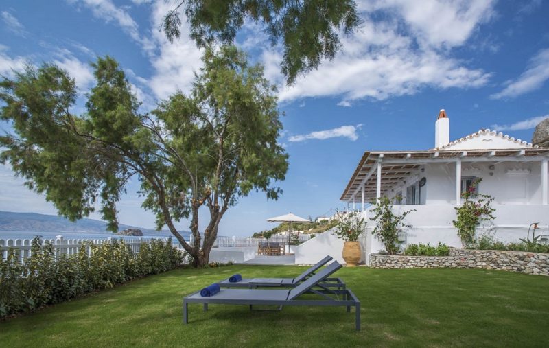 Jardin privé de l'hôtel Four Seasons dans le golfe Saronique - Grèce | Au Tigre Vanillé