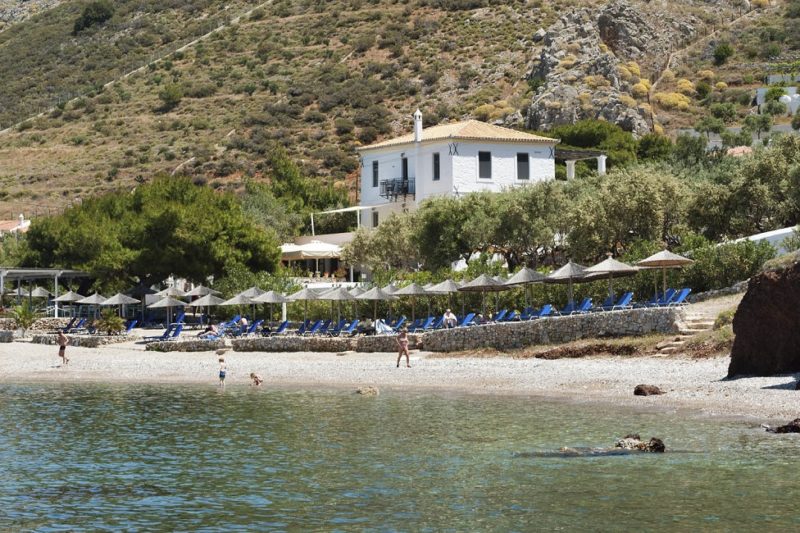 Vue depuis la mer sur la plage de l'hôtel Four Seasons dans le golfe Saronique - Grèce | Au Tigre Vanillé