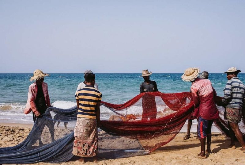 Pecheurs sur la plage de l'hôtel Karpaha sur la côte est -Sri Lanka | Au Tigre Vanillé
